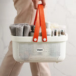 Panier à linge utilisé pour organiser des vêtements et jouets