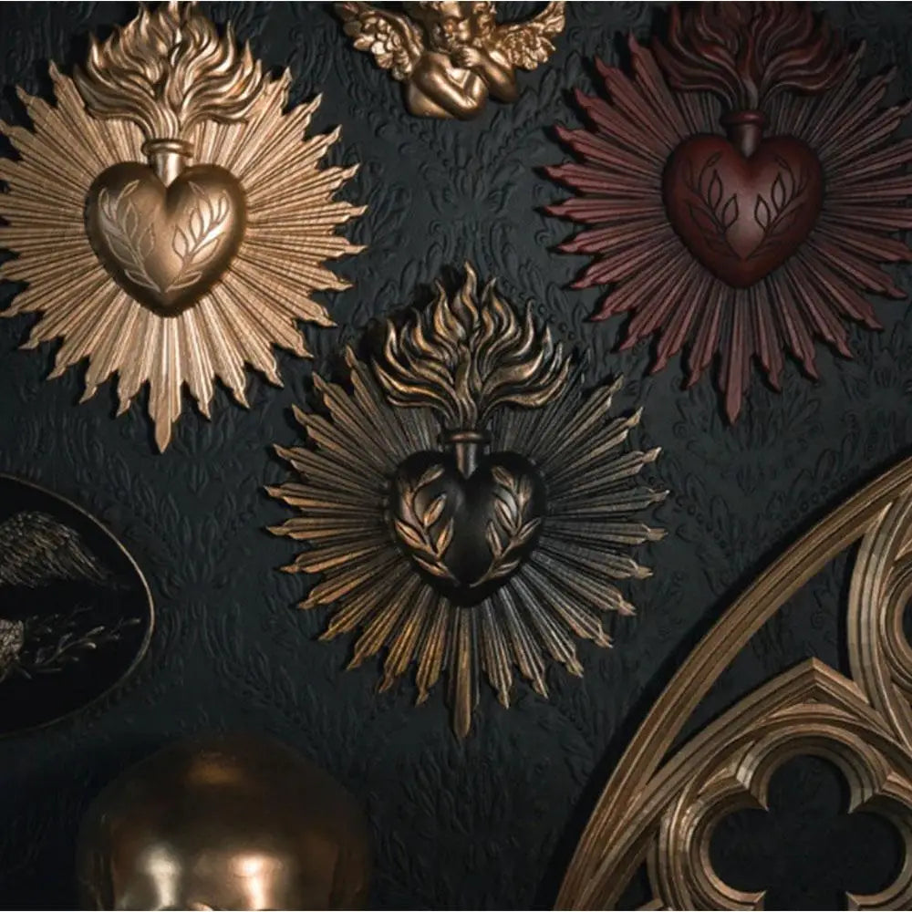 décoration murale cœur gothique or rouge noir relief floral baroque religieux vintage