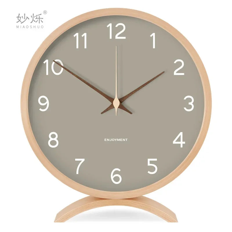 horloge moderne bois naturel cadran blanc chiffres noirs fond violet gris