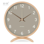 horloge moderne bois naturel cadran blanc chiffres noirs fond violet gris