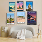 Affiche murale représentant des illustrations de différentes villes européennes, notamment Birmingham, Paris, Newcastle, Alnwick, Scalby Mills et Glasgow.