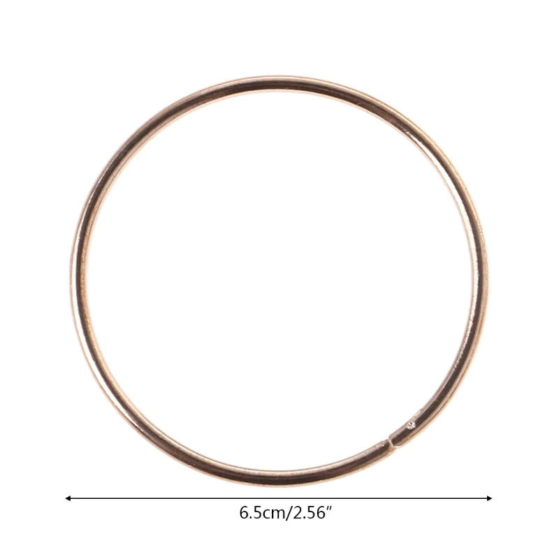 anneaux suspension dorés ronds concentriques métal opaques tailles variées moderneintérieurcoration minimaliste