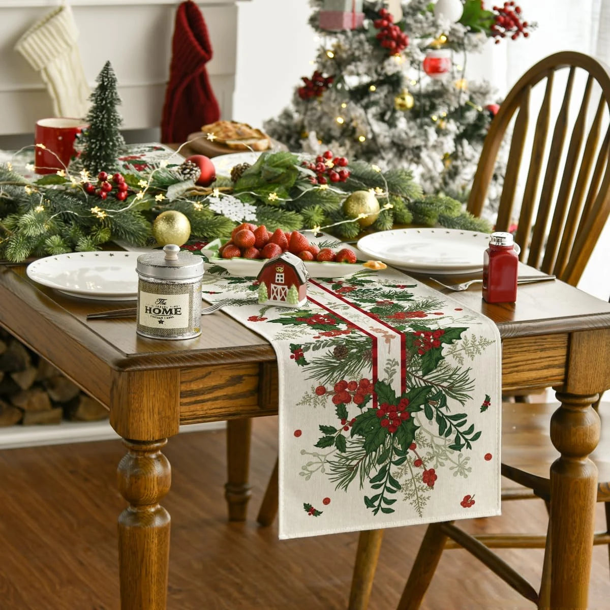 Une table de salle à manger joliment décorée pour les fêtes de Noël, avec des assiettes, des serviettes, des plats et des décorations de fête.