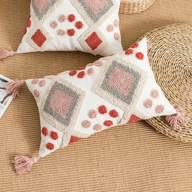 housse coussin carré boho chic motifs géométriques pompons couleur neutres décor maison
