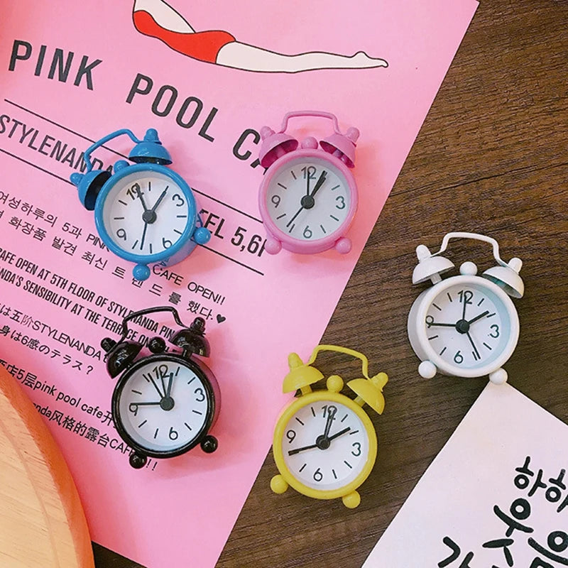 horloge réveil classique aiguille multifonction alarme table couleur variée poignées métalliques chiffres noirs simple