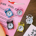 horloge réveil classique aiguille multifonction alarme table couleur variée poignées métalliques chiffres noirs simple