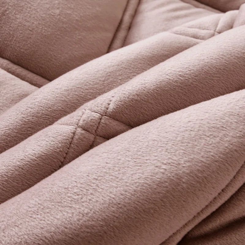 Housse de tête de lit en velours matelassé rouge, dans une chambre décorée
