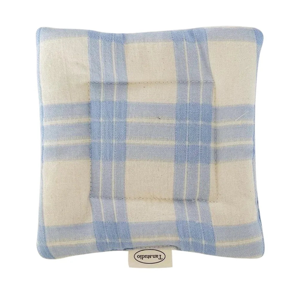 tapis rustique carré bleu clair rayures horizontales points bleus fixation doux polyester respectueux environnement