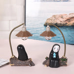 lampe table moderne figurine stylisée abat jour semi transparent socle résine couleurs vives minimaliste