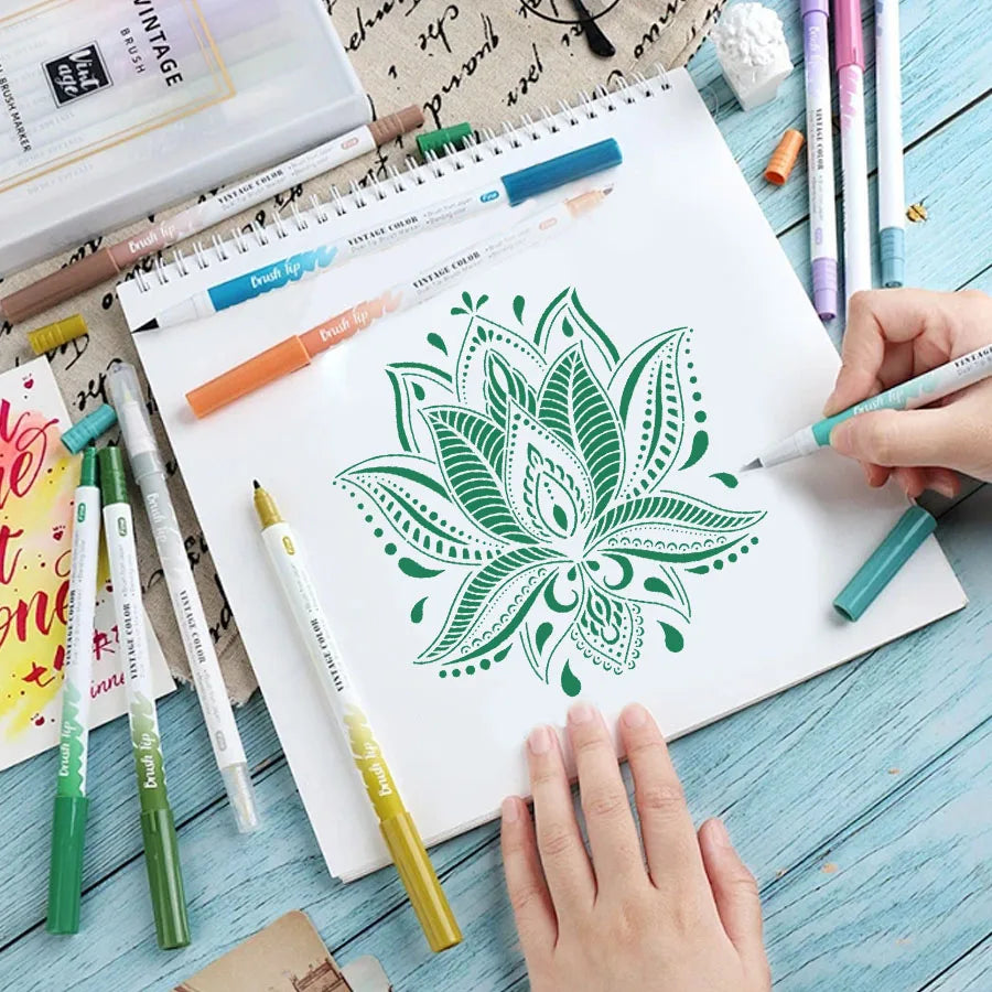 Stencil artisanal fleurs stylisées motifs géométriques couleurs vives décoration murale tissu bois