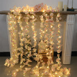 Guirlande lumineuse fleur de cerisier LED pastel 180cm suspendue dans un intérieur