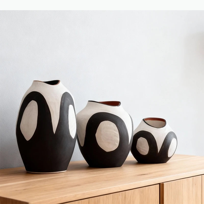 vases céramique modernes blanc noir rouge motifs géométriques minimaliste table decoration fleurs bureaux salons