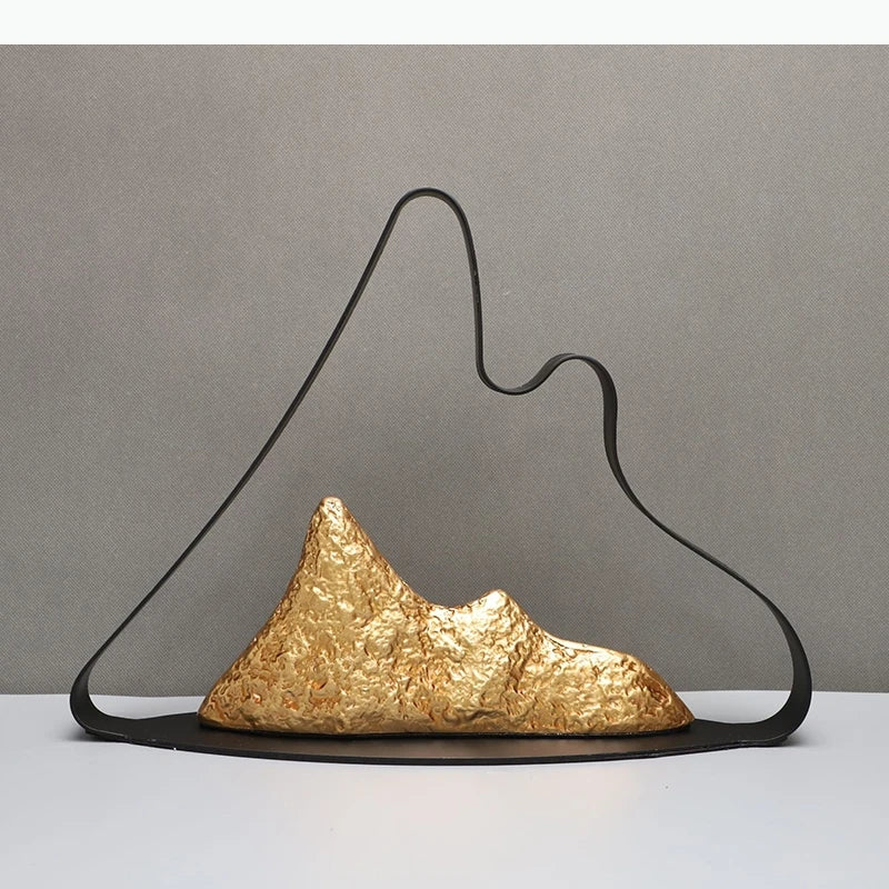 sculpture décorative moderne structure métallique or texture rugueuse élément montagne feuille or minimaliste