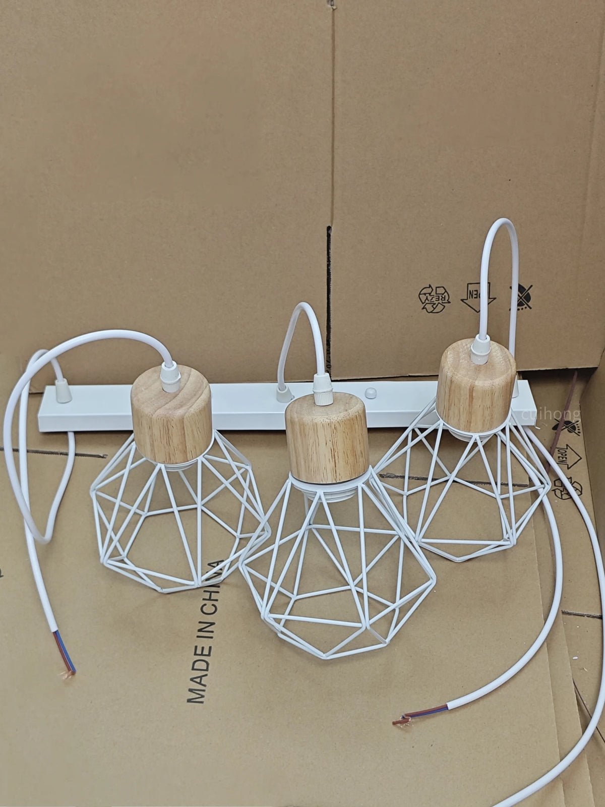 suspension lumineuse industrielle cage métal finition bois naturel ampoule filament noir moderne