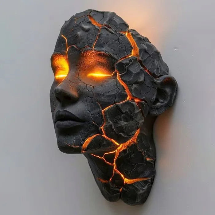 décoration murale masque sculptural noir rouge texture rugueuse art contemporain expressionniste ornement suspendu