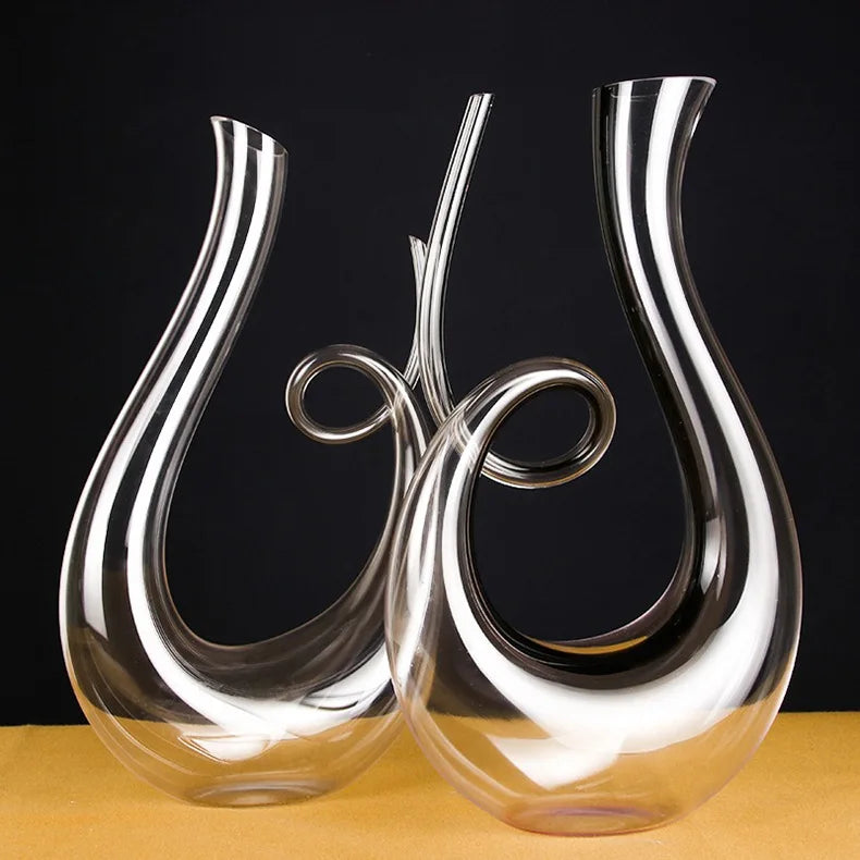 carafe vin transparent moderne élégante spirale contemporaine intérieur servir boisson festive