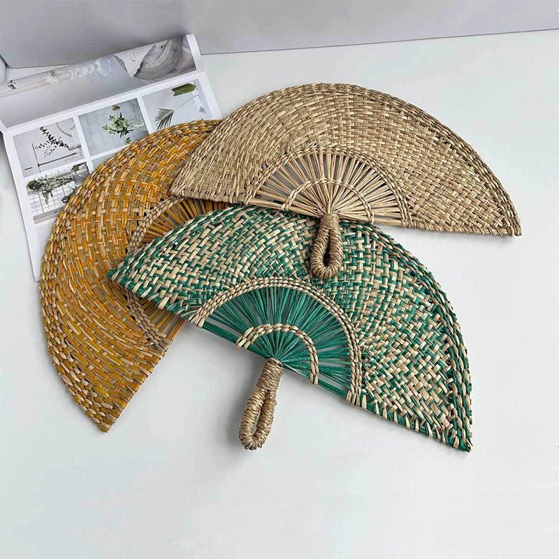 éventail pliant tissé raphia motifs géométriques naturel vert bleu marron jaune anneaux métalliques traditionnel
