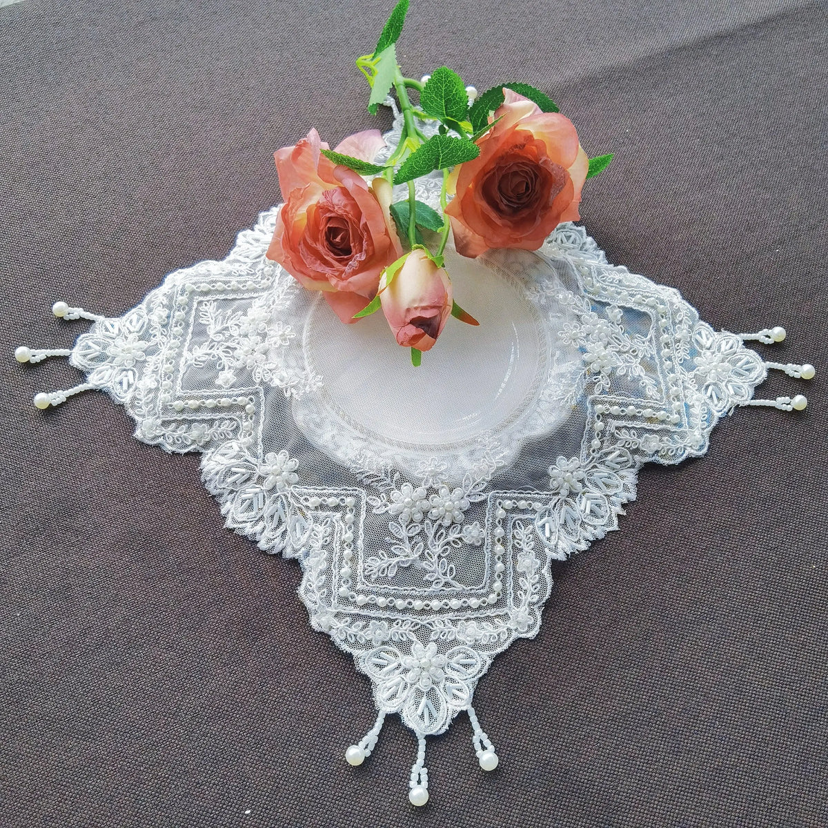 Set de table beige brodé main perles vue détail