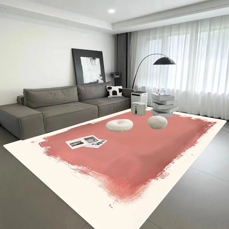 Cette image montre un intérieur de salon moderne avec un canapé gris, une lampe arc, et une table basse de couleur rose vif avec des objets décoratifs.