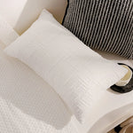 housse coussin décoration moderne motif géométrique brodé noir blanc pompons maison luxe