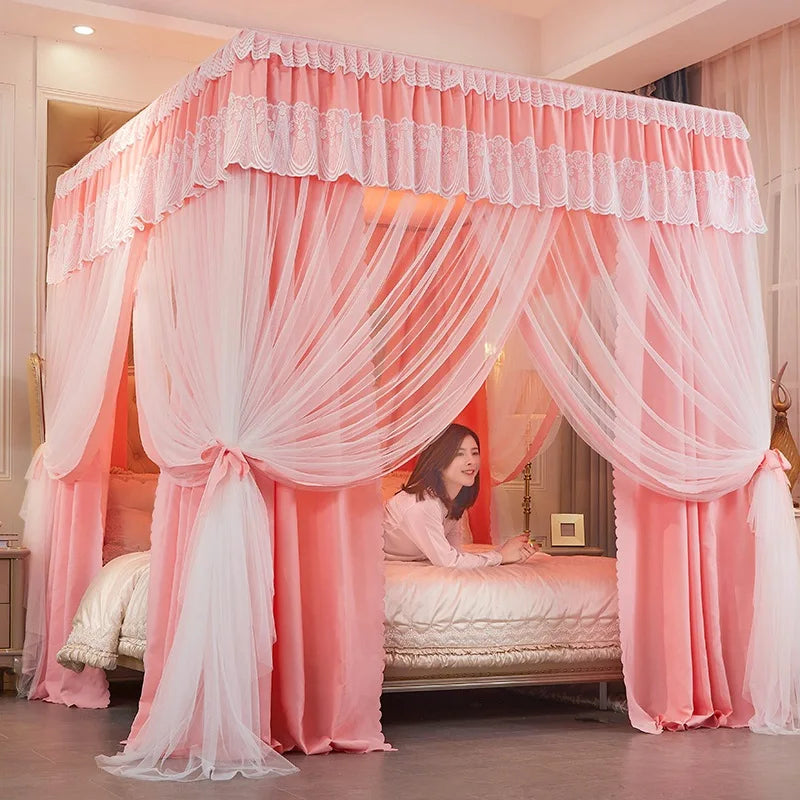 Un rêve de chambre rose pastel avec un magnifique baldaquin de dentelle et de tulle, créant une atmosphère chaleureuse et féminine.