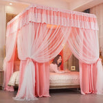 Un rêve de chambre rose pastel avec un magnifique baldaquin de dentelle et de tulle, créant une atmosphère chaleureuse et féminine.