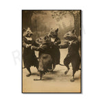 Une image en noir et blanc montrant des souris habillées en costumes de gentlemen dansant dans une forêt enneigée.