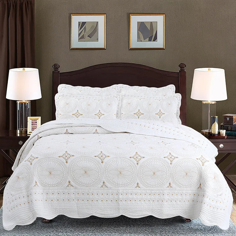 Couvre-lit brodé en coton blanc sur lit King avec taies d'oreiller assorties