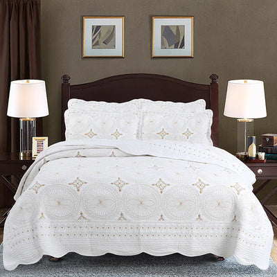 Couvre-lit brodé en coton blanc sur lit King avec taies d'oreiller assorties