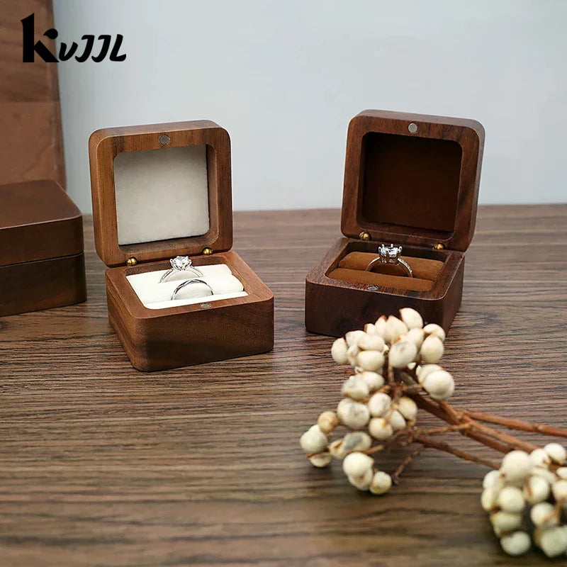 boîte bijoux bois foncé coussin blanc classique bague rangement cadeau emballage organisation mariage