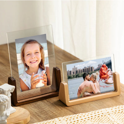 Cadre photo en bois et acrylique transparent sur bureau moderne