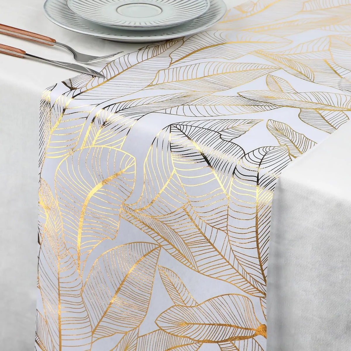nappe moderne élégante feuilles dorées blanc décoration table serviettes assiettes verres