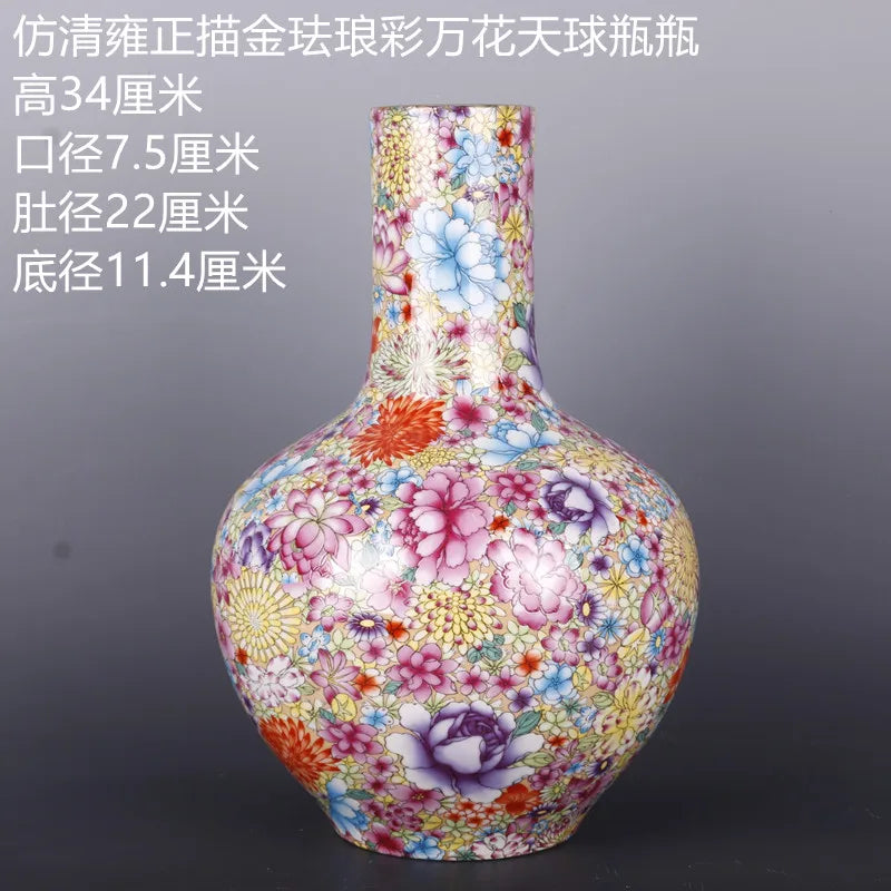 Vase en porcelaine décoré de fleurs colorées et de motifs détaillés, présentant des dimensions impressionnantes de 34 cm de hauteur, 22 cm de largeur au niveau du ventre et 11,4 cm de largeur à la base.