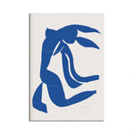 Une représentation épurée et géométrique d'une silhouette humaine en bleu dans un style graphique.