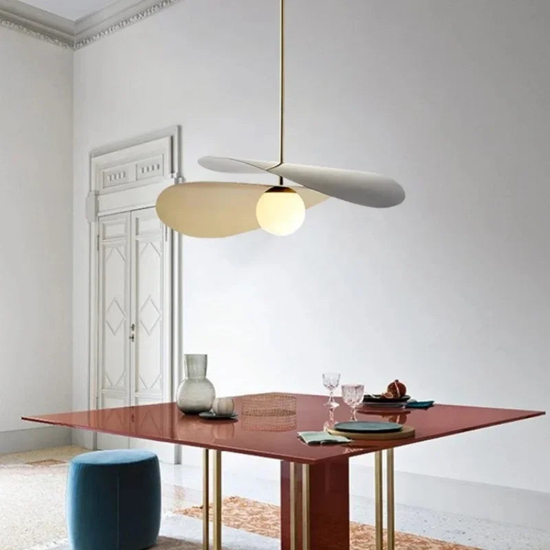 suspension lumineuse moderne or noir blanc ailes métalliques incurvées minimaliste chambre salon