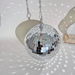 Détail de la surface miroir de la boule disco pour décoration