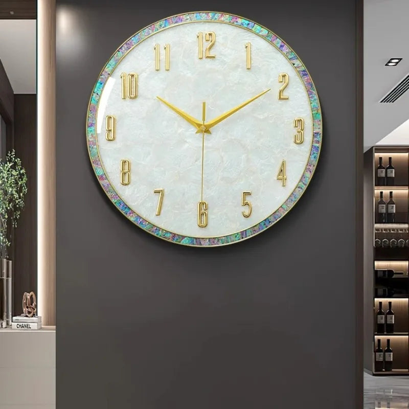 horloge murale moderne nacrée motifs veinés blanc doré irisation verte rose bleue