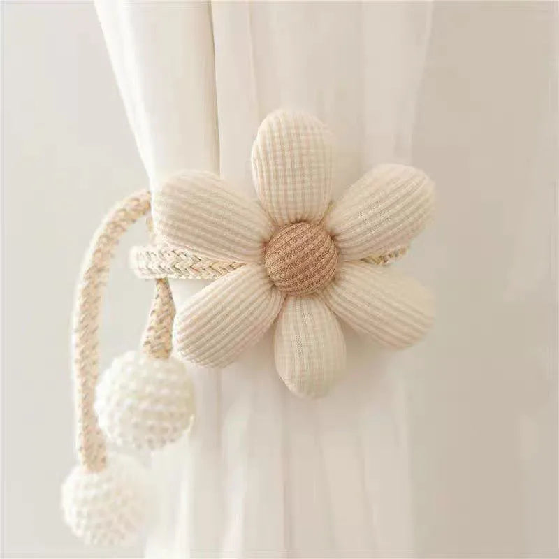 accessoires rideaux bohèmes fleurs relief corde tressée pompons beige clair marronclair chambre salon decoration