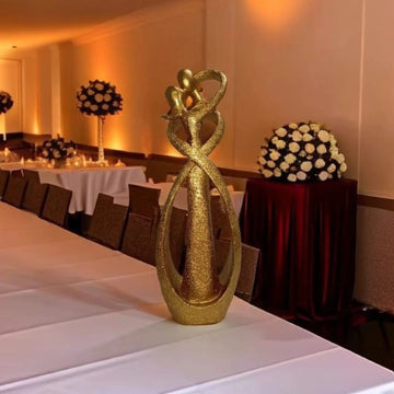 sculpture couple enlacé moderne beige clair doré rouge décoration intérieure vase branches bougies fleurs