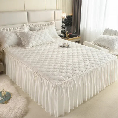 Jupe de lit matelassée gris clair sur un lit double