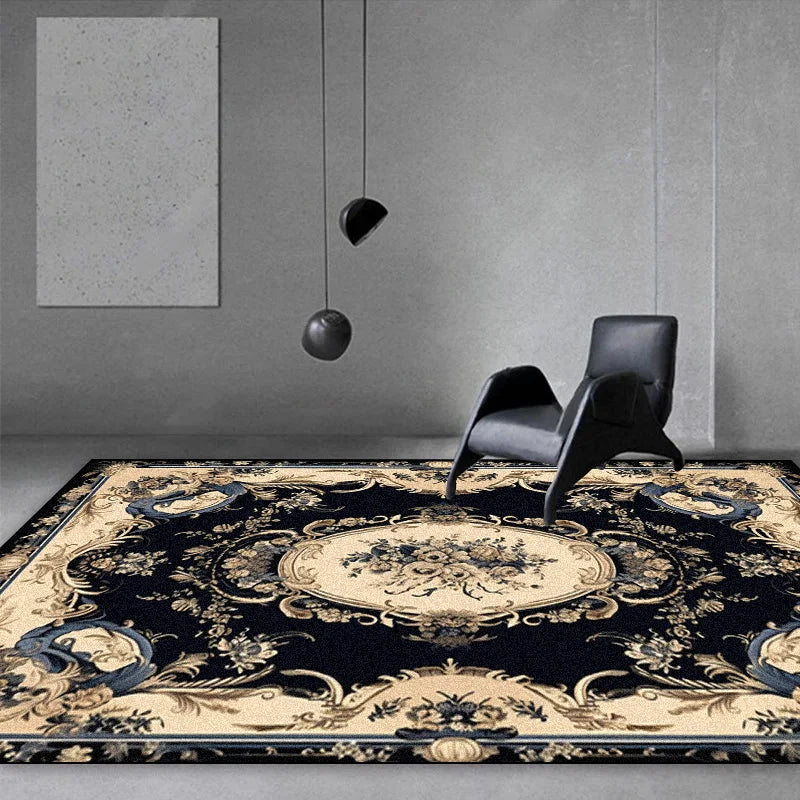 Un tapis aux motifs fleuris classiques sur un sol de pierre, décorant un espace épuré avec un fauteuil sombre.
