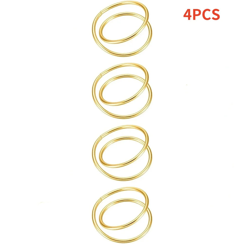 Des anneaux ronds en métal doré, au nombre de 4 pièces, offrant un design simple et élégant.
