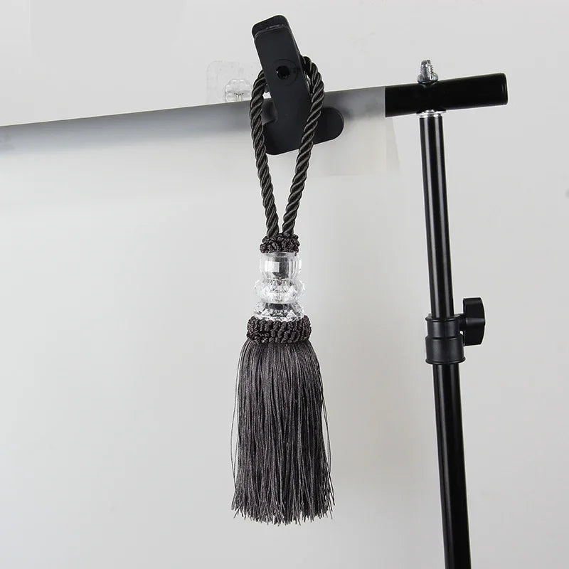 pompon porte élégant brodé couleur beige doré argenté gris blanc textile maison