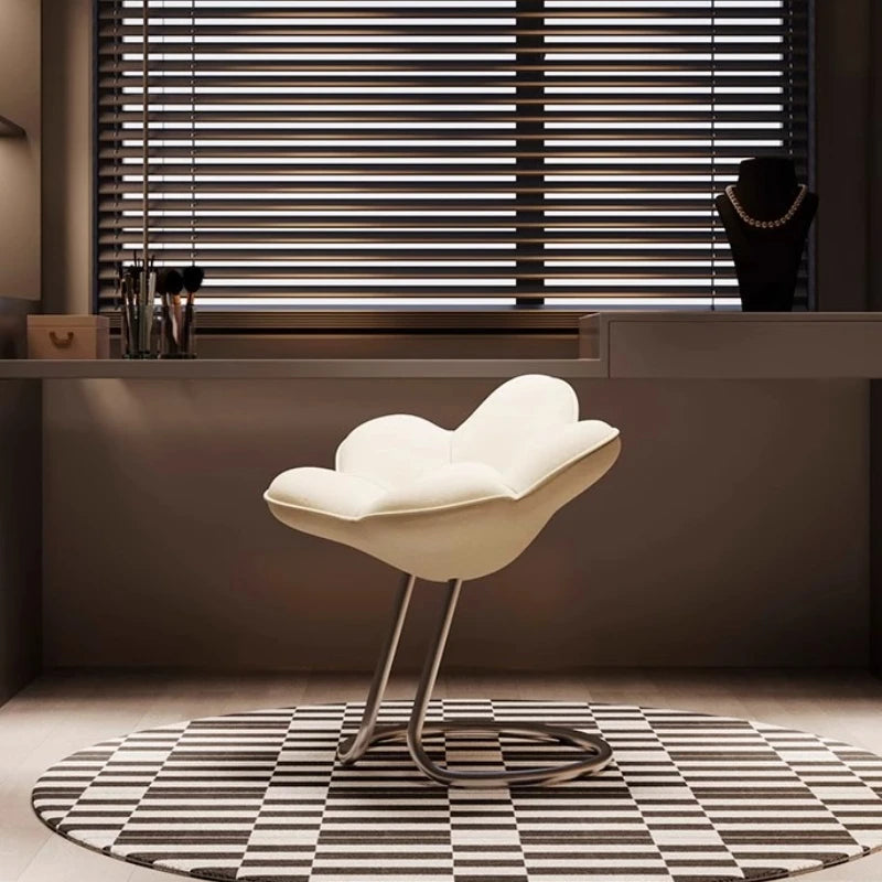 chaise contemporaine tissu rouge blanche noire dossier fleuri métal moderne bar restaurant maison