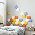 Détail du panneau mural hexagonal en similicuir et bois