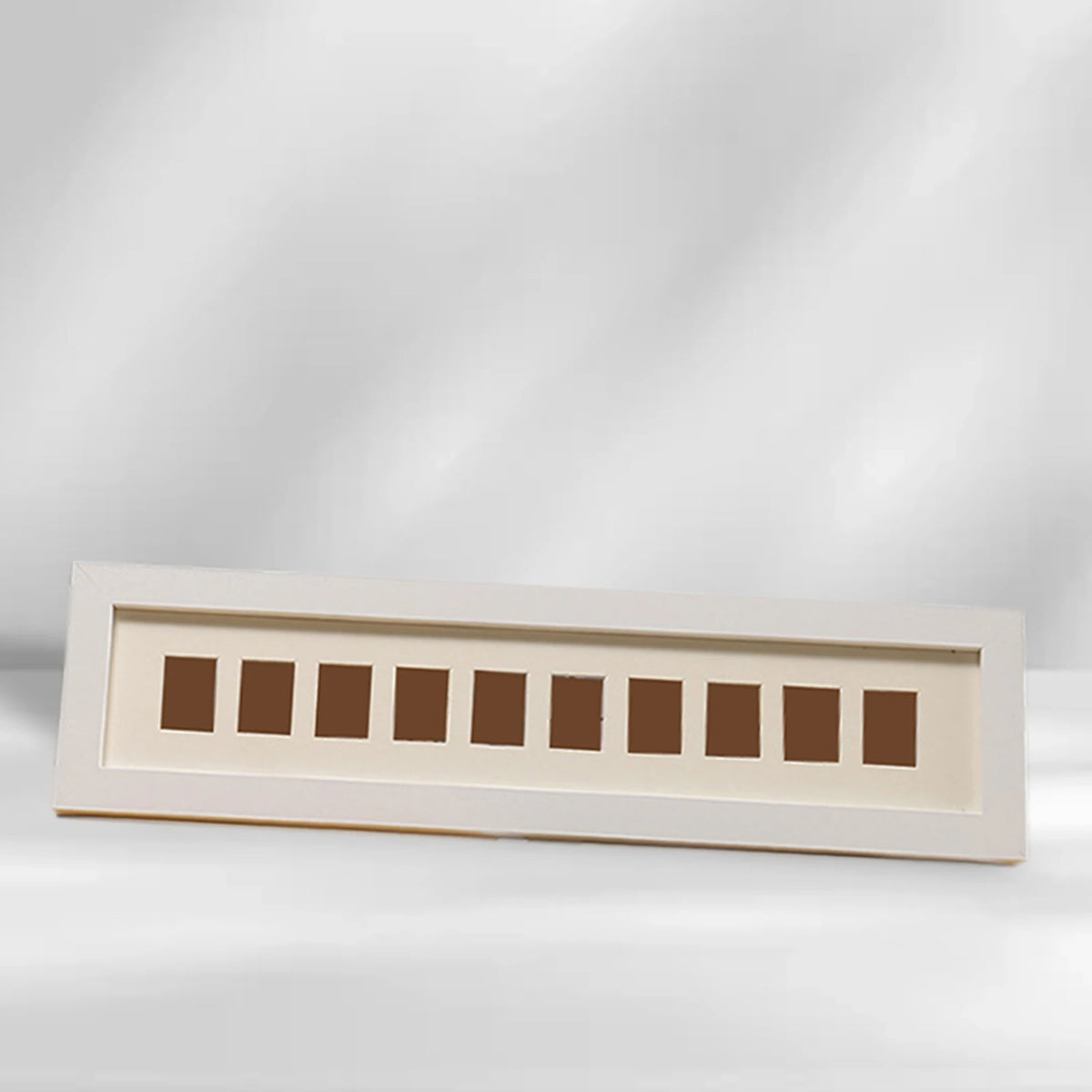 cadres photo standing rectangulaires blancs beiges minimalistes modernes transparents décoration maison portraits