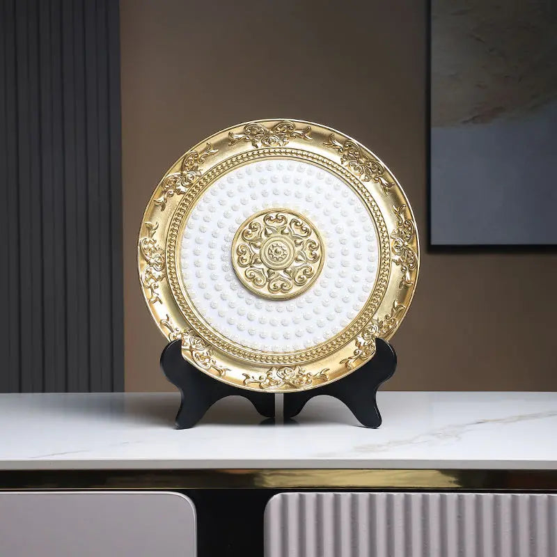 assiette décorative résine ornements floraux baroque blanc doré support pieds