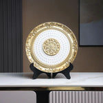 assiette décorative résine ornements floraux baroque blanc doré support pieds