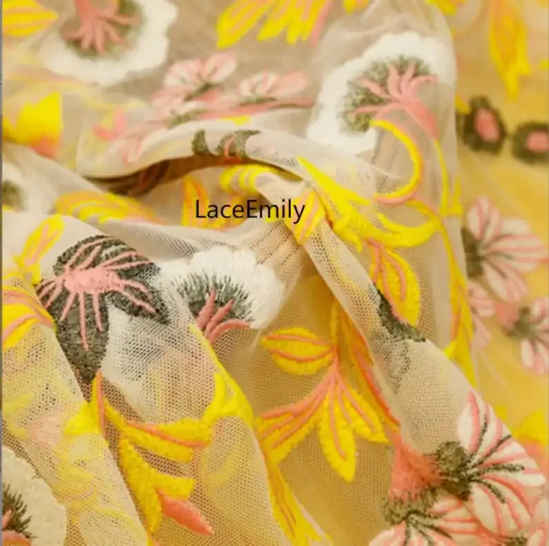 tissu fleurs brodées jaune rose vert blanc transparent broderie florale tulle doux occasion spectacle