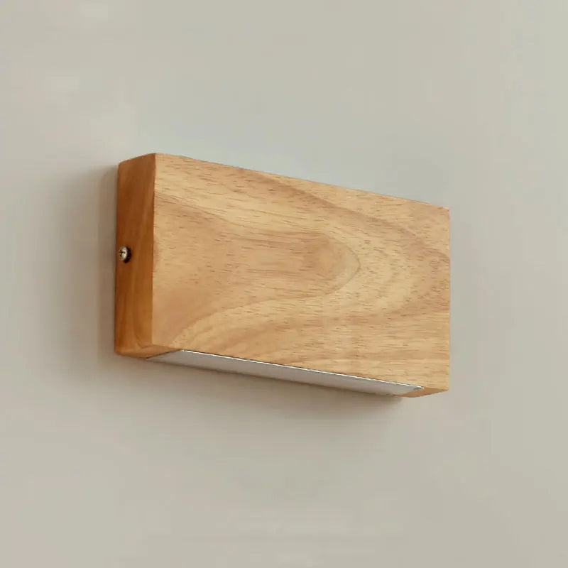 Lampe murale japonaise éclairant un escalier intérieur